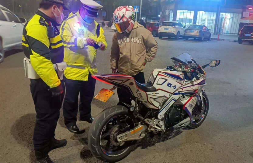 重庆交巡警重拳整治摩托车飙车炸街 3个月打掉飙车团伙53个
